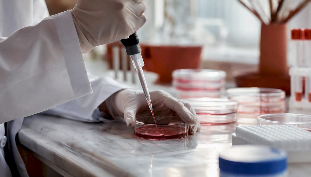 Mutations à gain de fonction dans les maladies rares : guide clinique